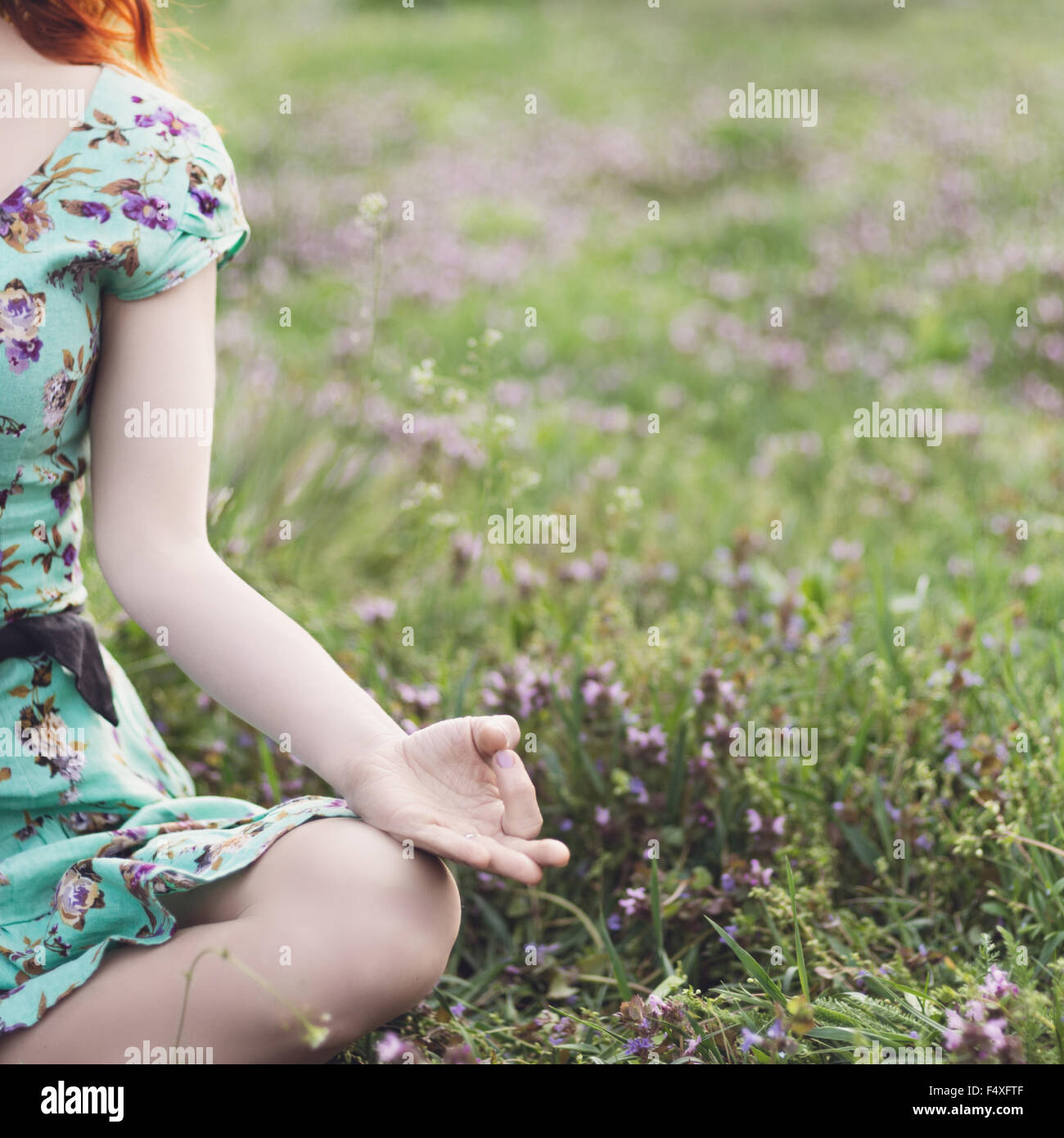Young woman doing yoga in Park Banque D'Images