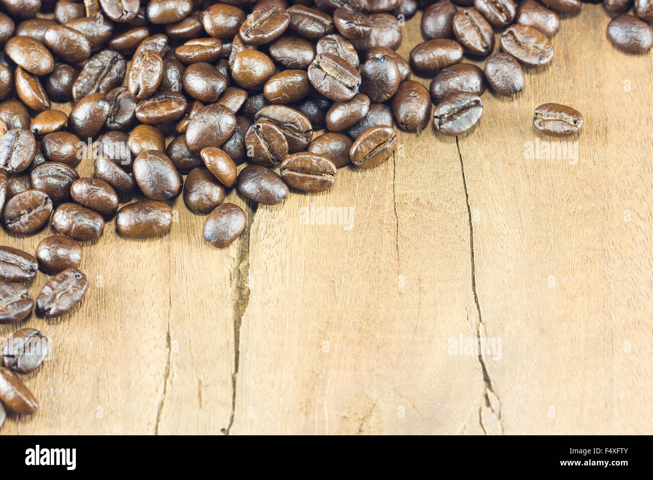 La texture des grains de café sur le fond en bois,selective focus,tonification ver Banque D'Images