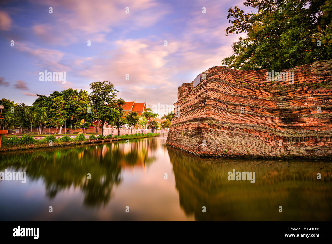 Chiang Mai, Thaïlande vieille ville ancienne enceinte et de douves. Banque D'Images Chiang Mai, Thaïlande vieille ville ancienne enceinte et de douves. Banque D'Images