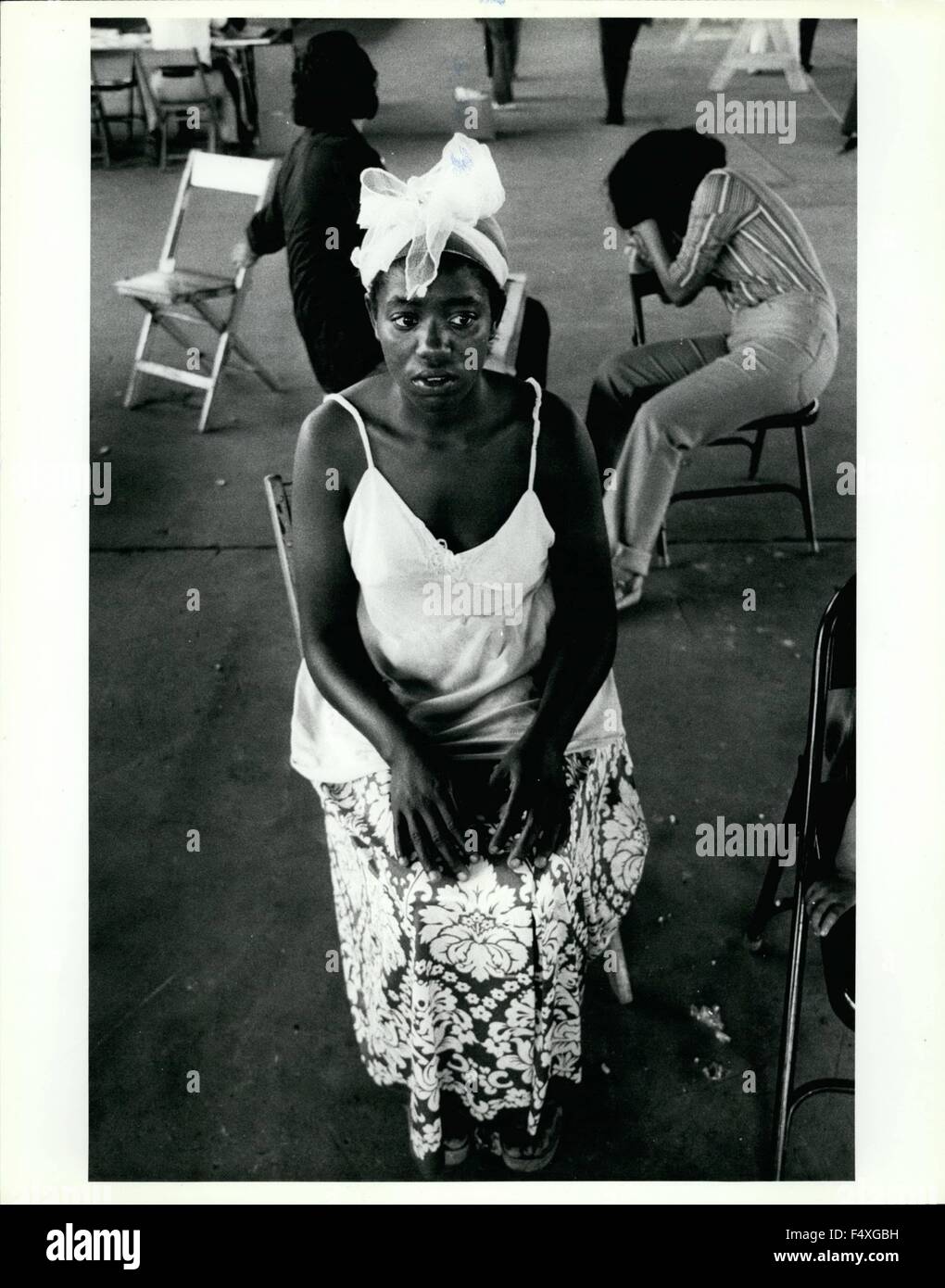 1968 - réfugiés cubains passent leur temps assis la plupart du temps et en attente de traitement. Cette photo a été prise à l'Opa Locka (région de Miami) centre. © Keystone Photos USA/ZUMAPRESS.com/Alamy Live News Banque D'Images