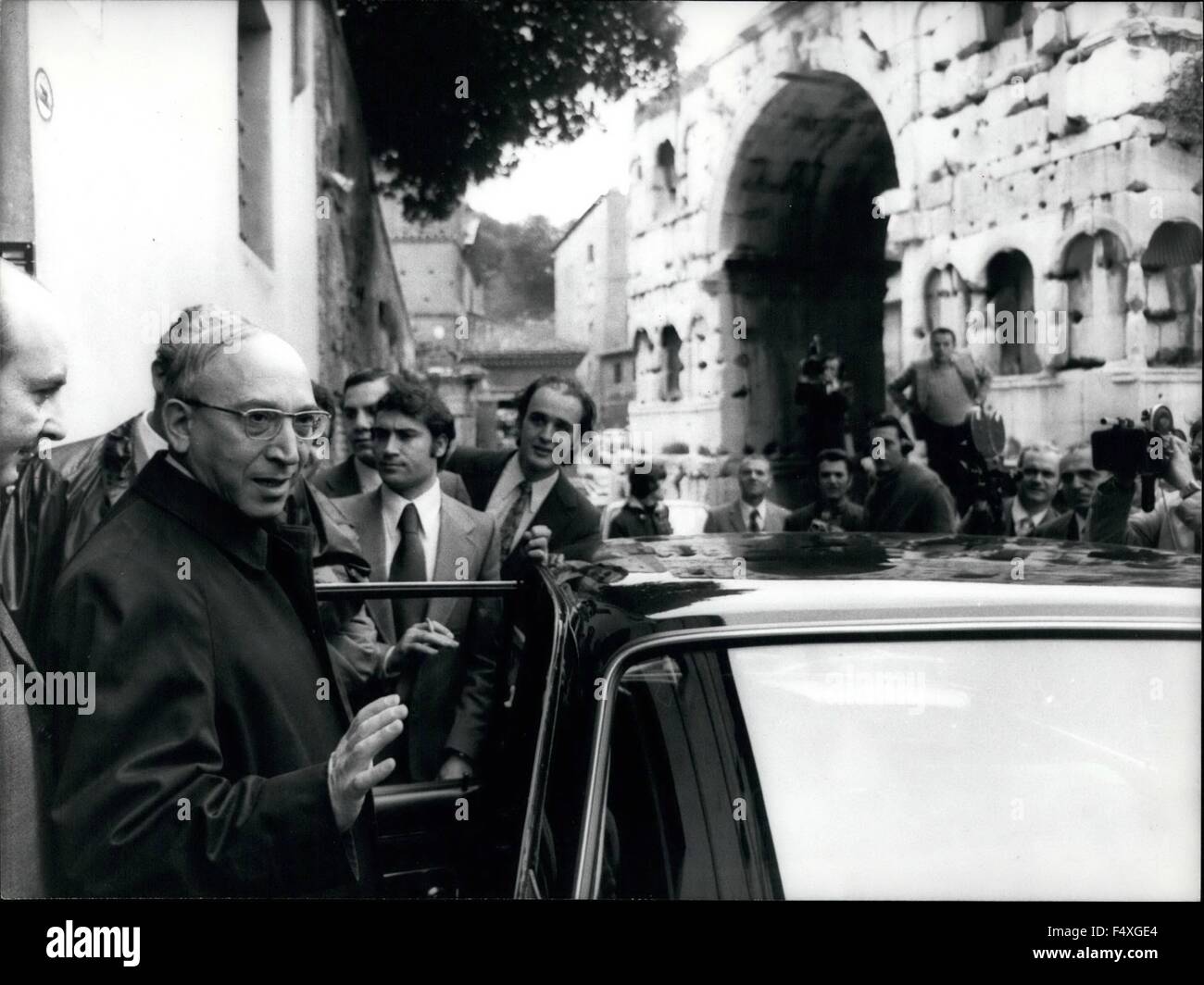 1968 - Juan Domingo Peron est à Rome en escale sur place à l'Argentine. Lui et sa troisième épouse Isabel Martinez archivés dans un nouvel hôtel de luxe à proximité du Forum Romain. OPS : Mgr Agostino Casaroli du secrétaire d'État du Vatican, partant de l'hôtel après avoir raconté à Juan Peron. © Keystone Photos USA/ZUMAPRESS.com/Alamy Live News Banque D'Images