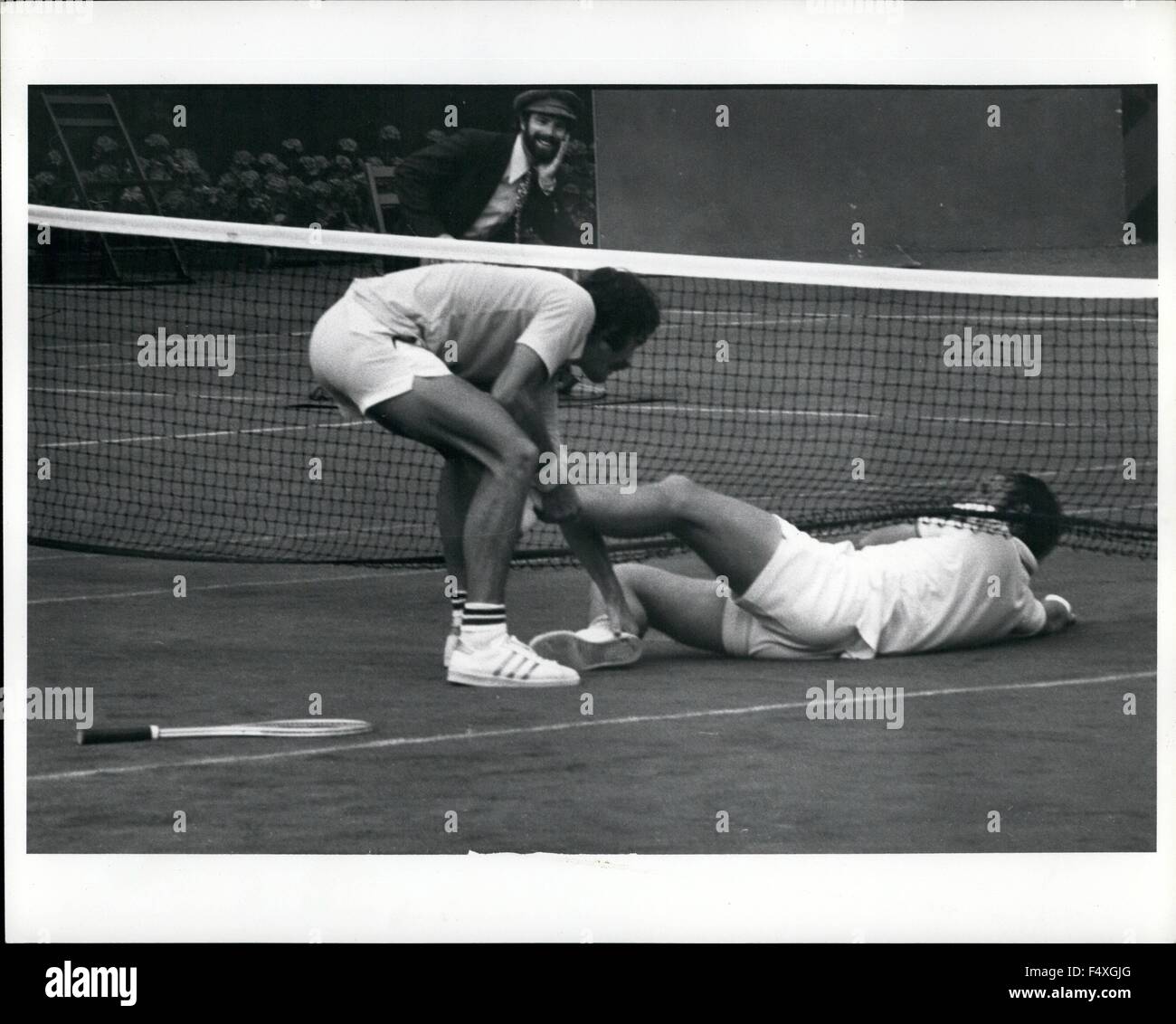 1973 - John Newcombe d Austraya tirant son compatriote, Tony Roche, de sous le filet après Roche glissée, Action à Forest Hills © Keystone Photos USA/ZUMAPRESS.com/Alamy Live News Banque D'Images