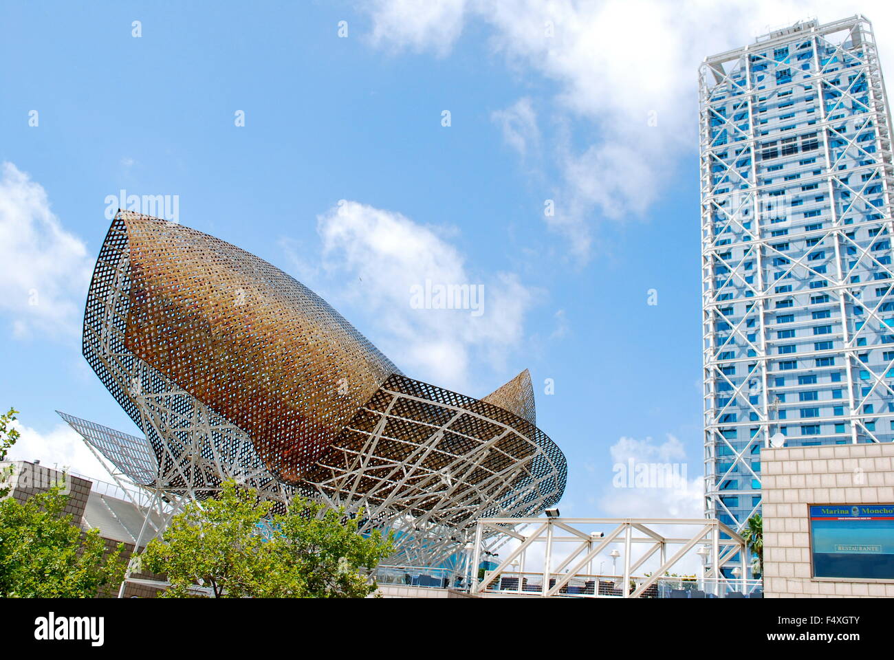 Arche en acier sculpture Poisson en cuivre doré par Frank Gehry au Port Olympique de Barcelone, Espagne. Banque D'Images