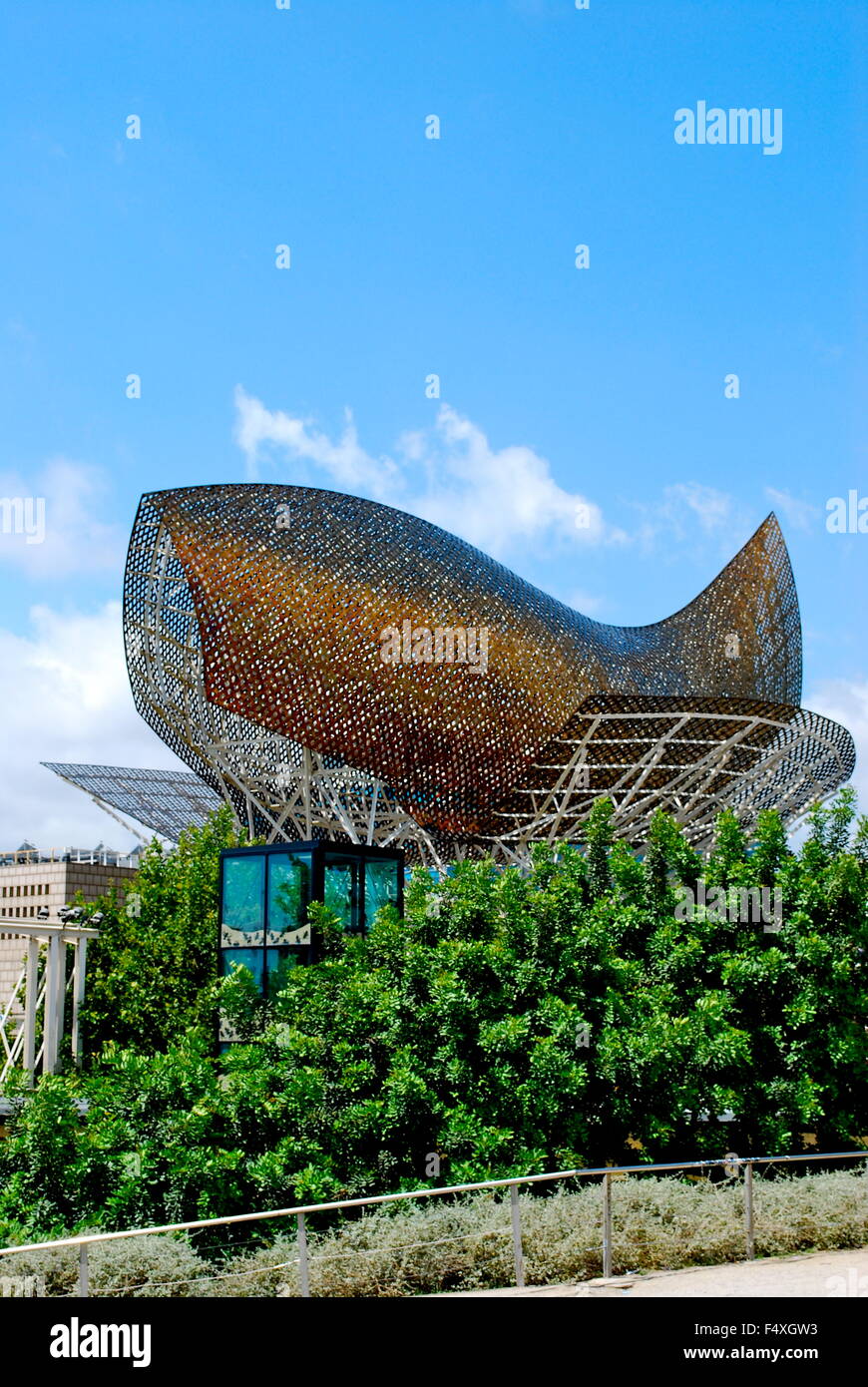 Arche en acier sculpture Poisson en cuivre doré par Frank Gehry au Port Olympique de Barcelone, Espagne. Banque D'Images