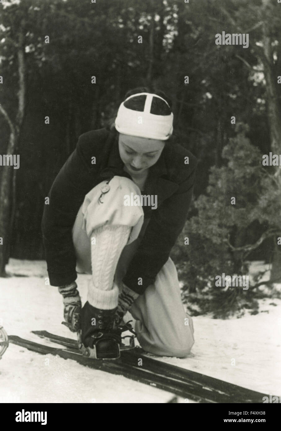 L'actrice allemande Ursula Grabley met en skis Banque D'Images