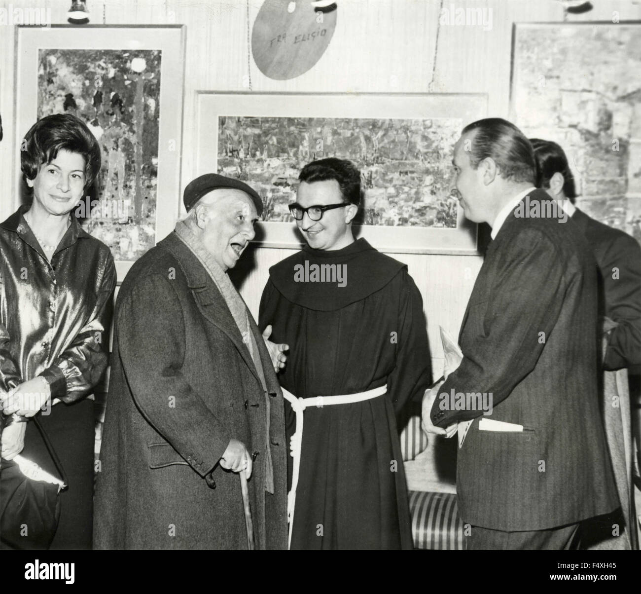 Le peintre italien Carlo Carrà avec le peintre Wilma Giaccaglia et le peintre Fra Eligio lors de l'inauguration de la saison artistique du mur et la Griso MURETT, Italie Banque D'Images