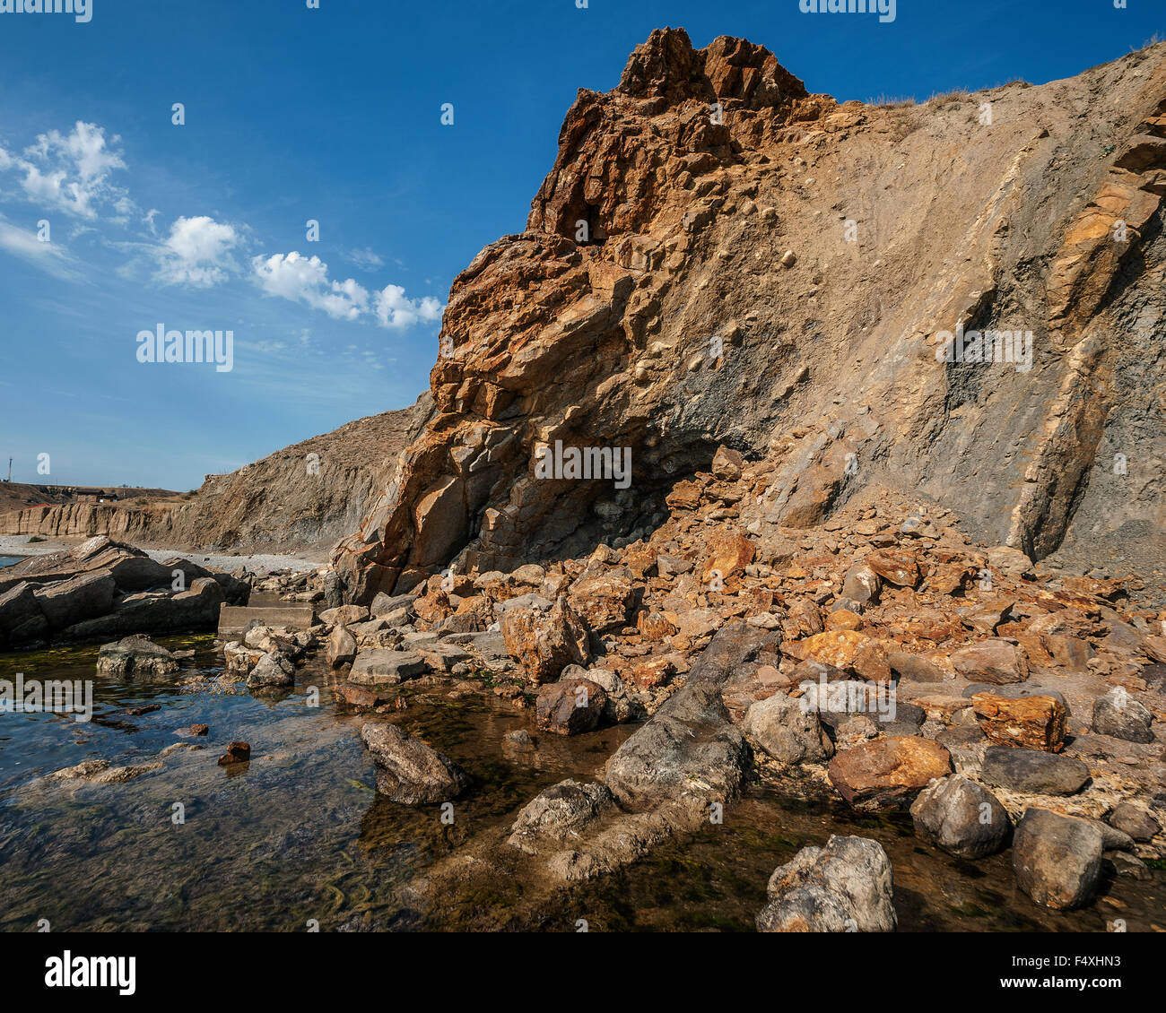 La péninsule de Crimée , la Russie. Quartiers ville de Sudak . La beauté austère de la plages sauvages du Cap Meganom . Banque D'Images