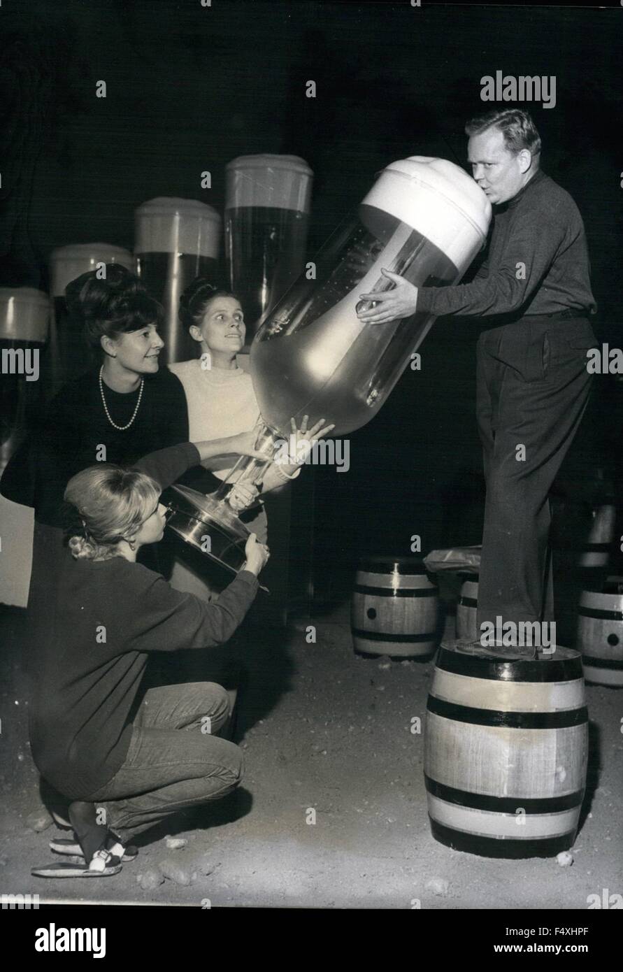 1954 - Le petit soif a trouvé son symbole. L'original Ã'"parade de bière  géant glassesÃ¬' au cours de la 15. Exposition allemande pour les experts  de l'hôtellerie et de la restauration, qui