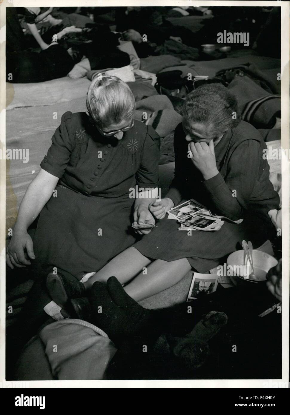 1962 - Au cours des quatre semaines environ 30 000 réfugiés de la zone soviétique d'Allemagne ont demandé l'asile dans l'ouest de Berlin. Il est naturellement très difficile de prévoir le logement accessible pour tous ces gens car il y a beaucoup de manque d'abri. Les camps de réfugiés sont déjà surpeuplées. Comment une Neukelln Berlin Wood effacé un atelier afin de donner plus de 3000 personnes à l'abri. Il y a maintenant une paillasse à côté de l'autre, utilisé par les vieux et les jeunes sous un même toit. Photo : Keystone montre deux femmes parler de leur ancien bien et les parents dans un camp de réfugiés de Berlin Ouest. (Cre Banque D'Images