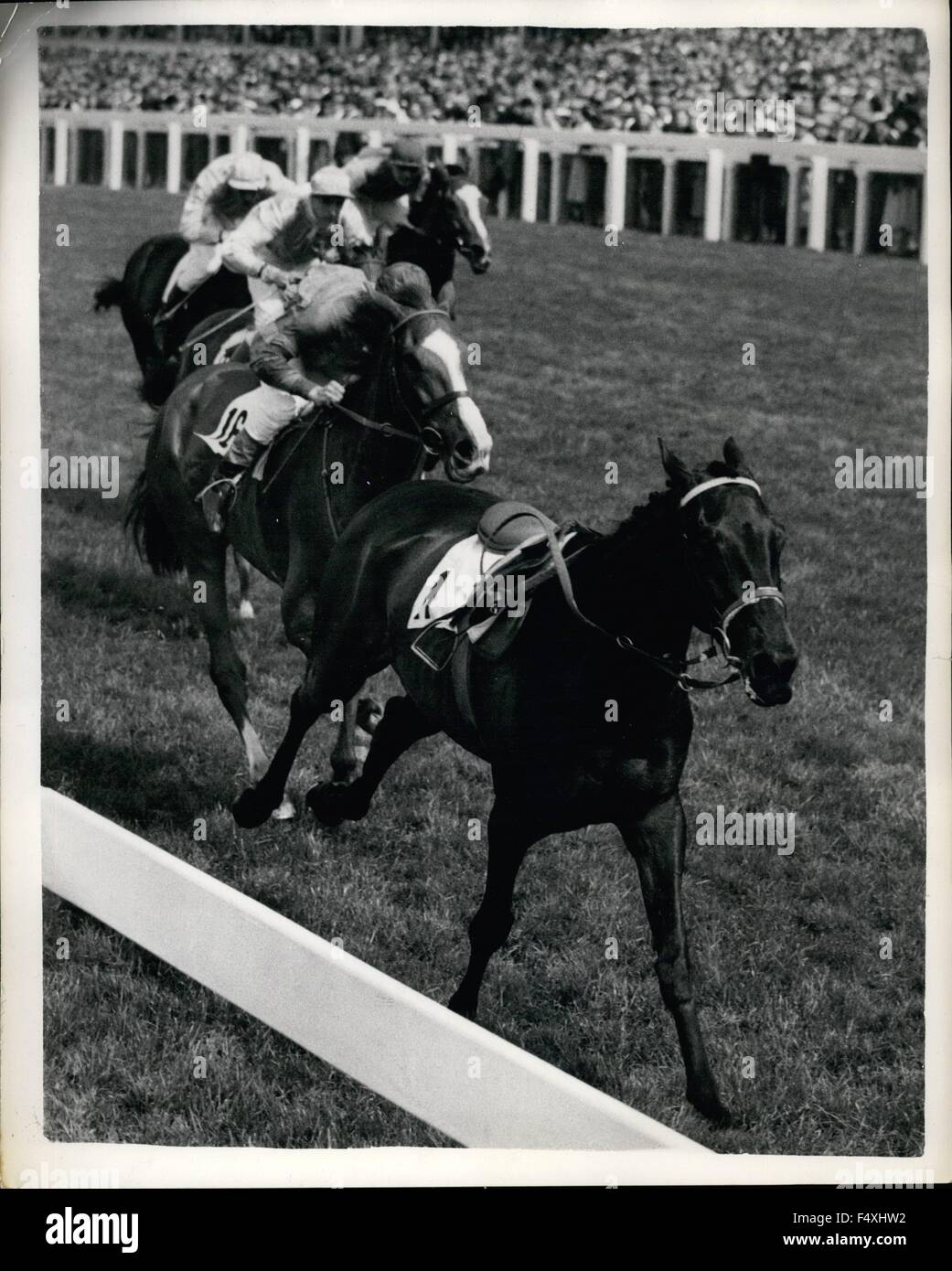 1962 - Premier jour de la réunion de Royal Ascot. Cheval anglais dans l'termine premier dans la région de Ascot pieux. Photo Keystone montre :- la finale de l'Ascot Stakes à Ascot - montrant le cheval anglais dans l ''King's Love'' en passant le poteau en premier, suivi par le gagnant ''Corydalis'' (J. Forte) avec ''Orverse'' (D. W. Morris) à la deuxième place.Le jockey de l'amour ''King'' - Apprenti Swinburn est sorti. © Keystone Photos USA/ZUMAPRESS.com/Alamy Live News Banque D'Images