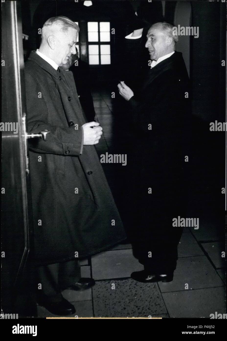 1962 - Le procès devant la cour d'assises de Nuremberg contre l'ex-leader SS Erich von dem Bach Zelewski, a déjà été d'une durée de 3 semaines. L'essai est de savoir si Bach Zelewski a donné ordre de tirer le East-Prussian farmer Anton von Hohberg und Buchwald en rapport avec l'émeute de Rohm en 1934. Bach Zelewski nie avoir donné cet ordre. 50 témoins ont été remis en question jusqu'à présent. Notre photo montre Erich von dem Bach Zelewski (à gauche) avec son avocat le Dr Ernst Wolpert en tribunal de Nuremberg. © Keystone Photos USA/ZUMAPRESS.com/Alamy Live News Banque D'Images