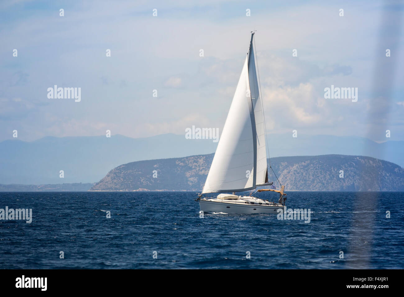 Location de bateau à voiles blanches dans la mer. Yacht à voile à la course. Banque D'Images