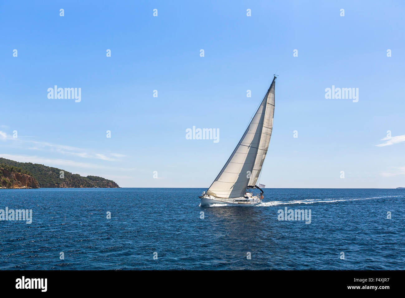 Bateau à voile yachts avec voiles blanches dans la mer Méditerranée. Banque D'Images