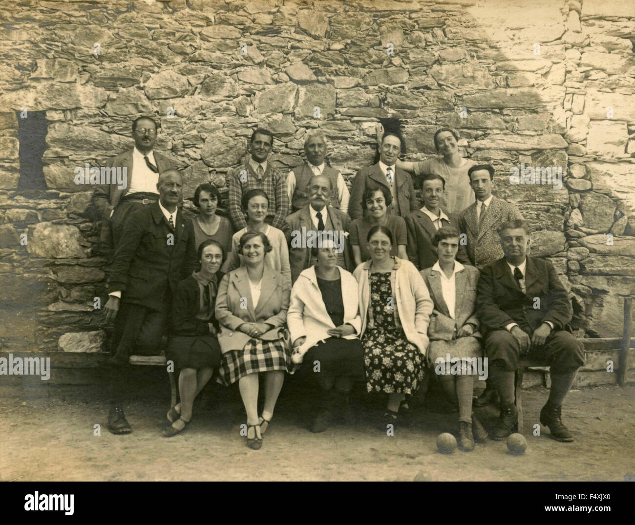 Groupe de grande famille qui pose pour une photographie pendant les vacances, Italie Banque D'Images