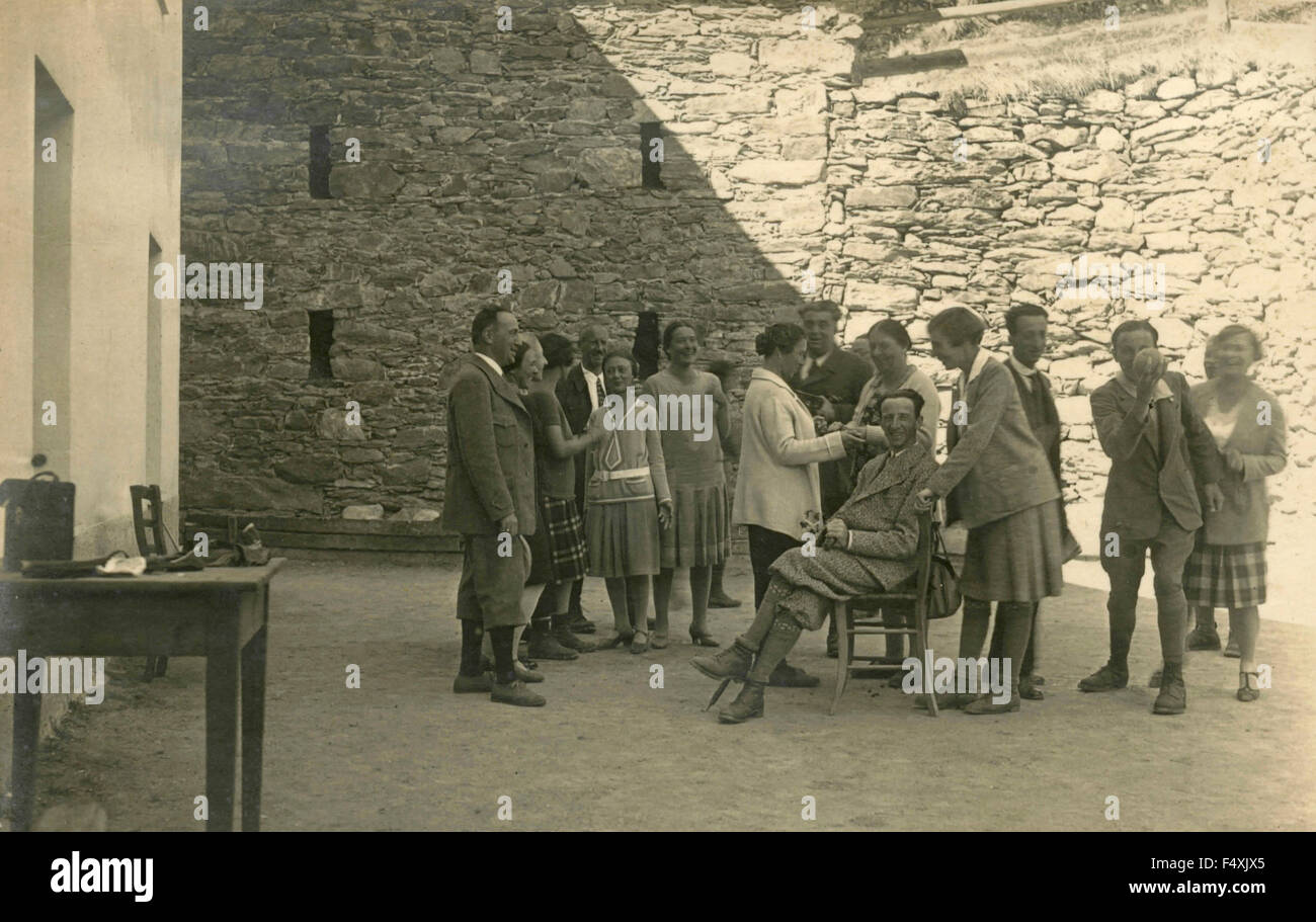 Un groupe rassemblés dans la cour, Italie Banque D'Images