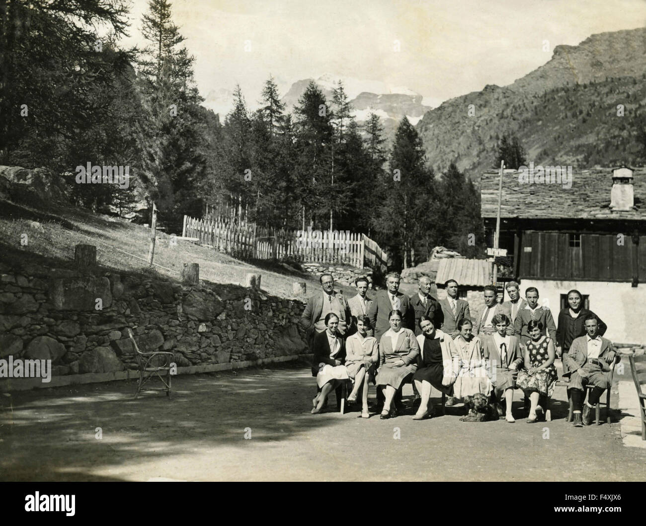 Photo de groupe dans la cour, Italie Banque D'Images