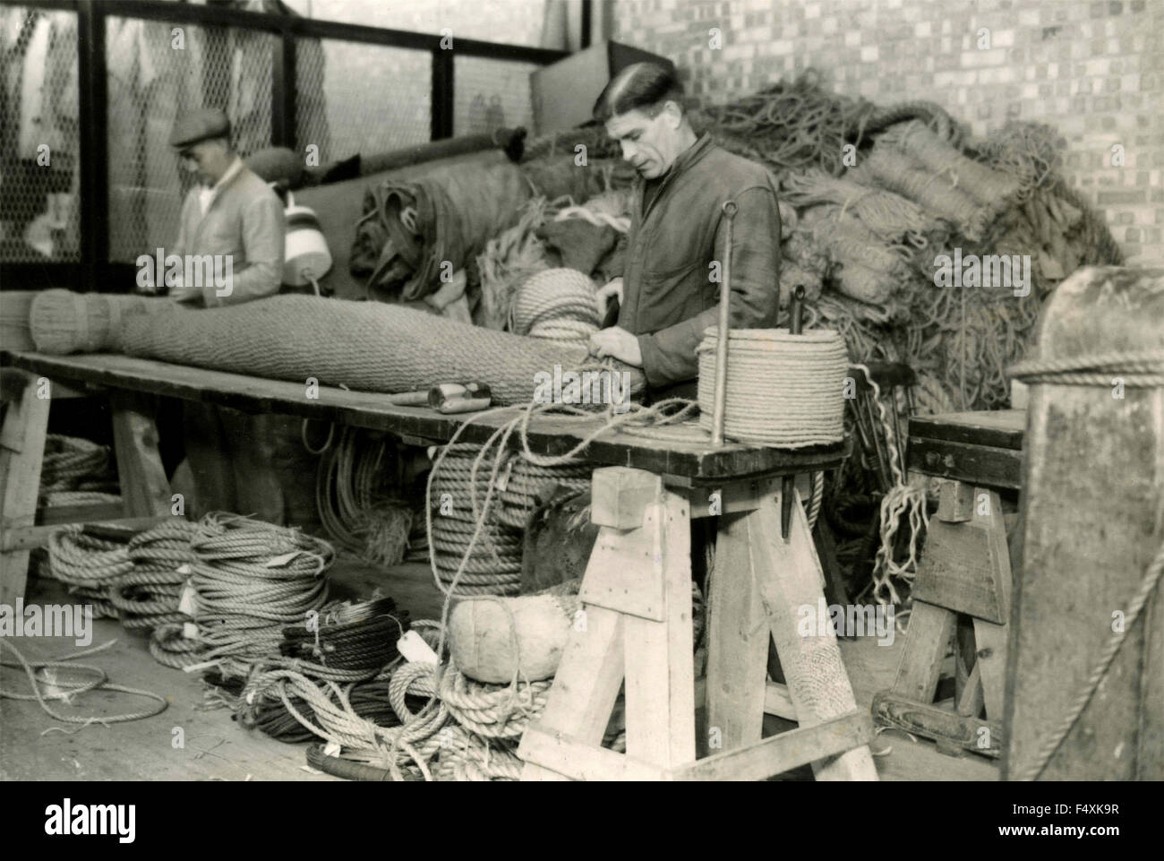 Fabrication de corde garde-boue, Royal National Lifeboat Institution, UK Banque D'Images