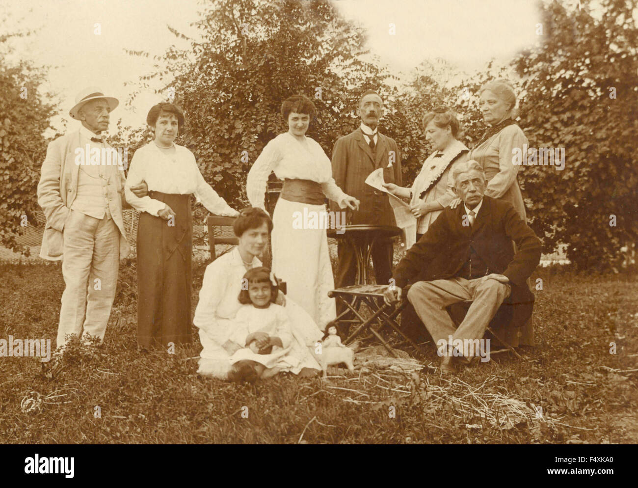 Un groupe familial dans le jardin, Italie Banque D'Images