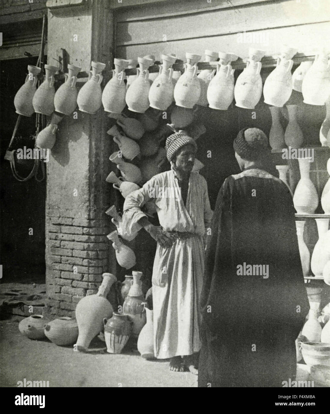 Détaillant de la poterie à Bagdad, Iraq Banque D'Images