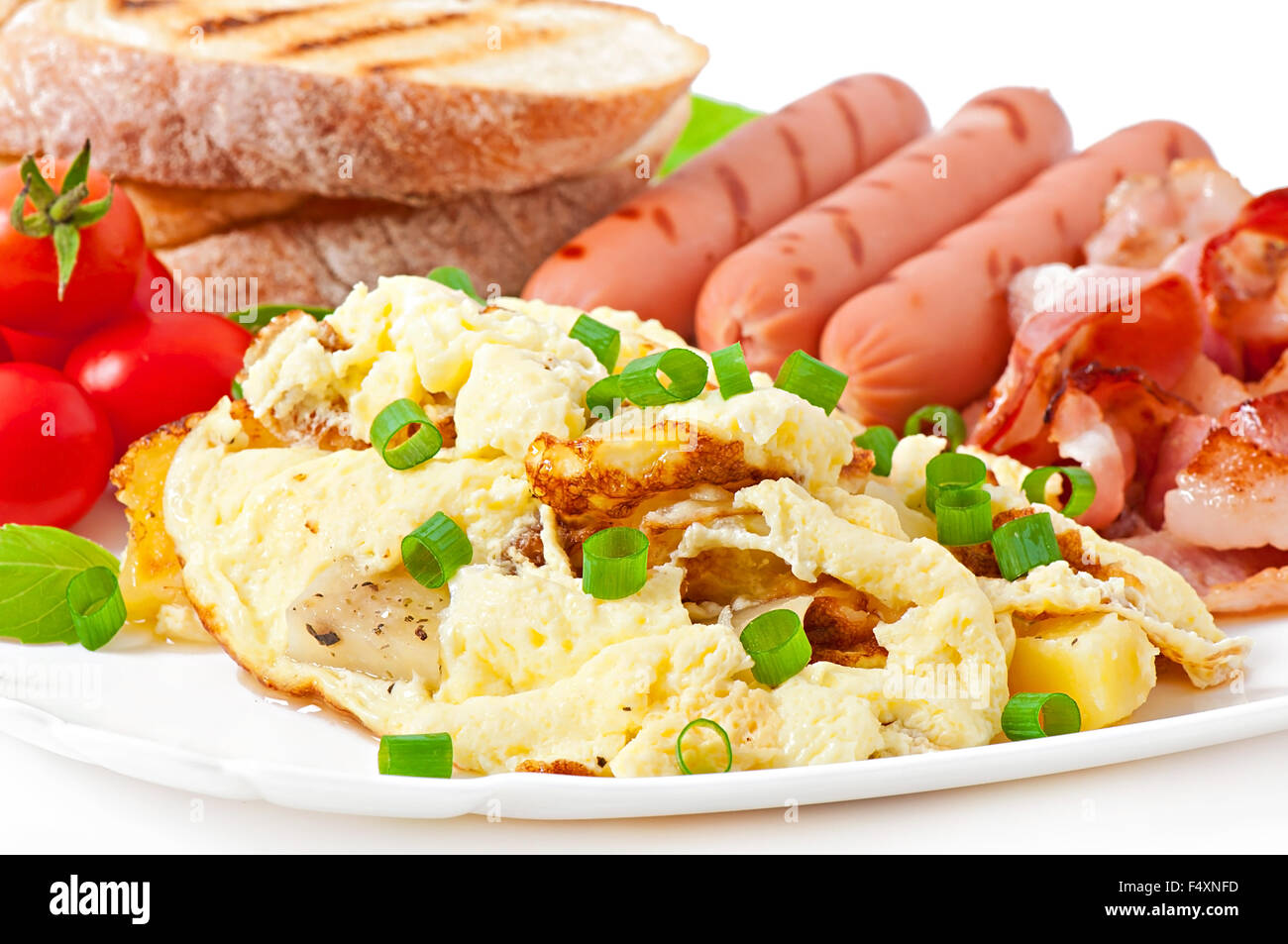 Petit-déjeuner anglais - oeufs brouillés, bacon, saucisses et toasts Banque D'Images