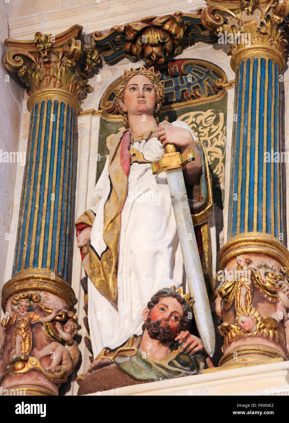 BURGOS, ESPAGNE - 13 août 2014 : Statue polychrome représentant Judith avec la tête d'Holopherne dans la Cathédrale de Burgos, Cast Banque D'Images