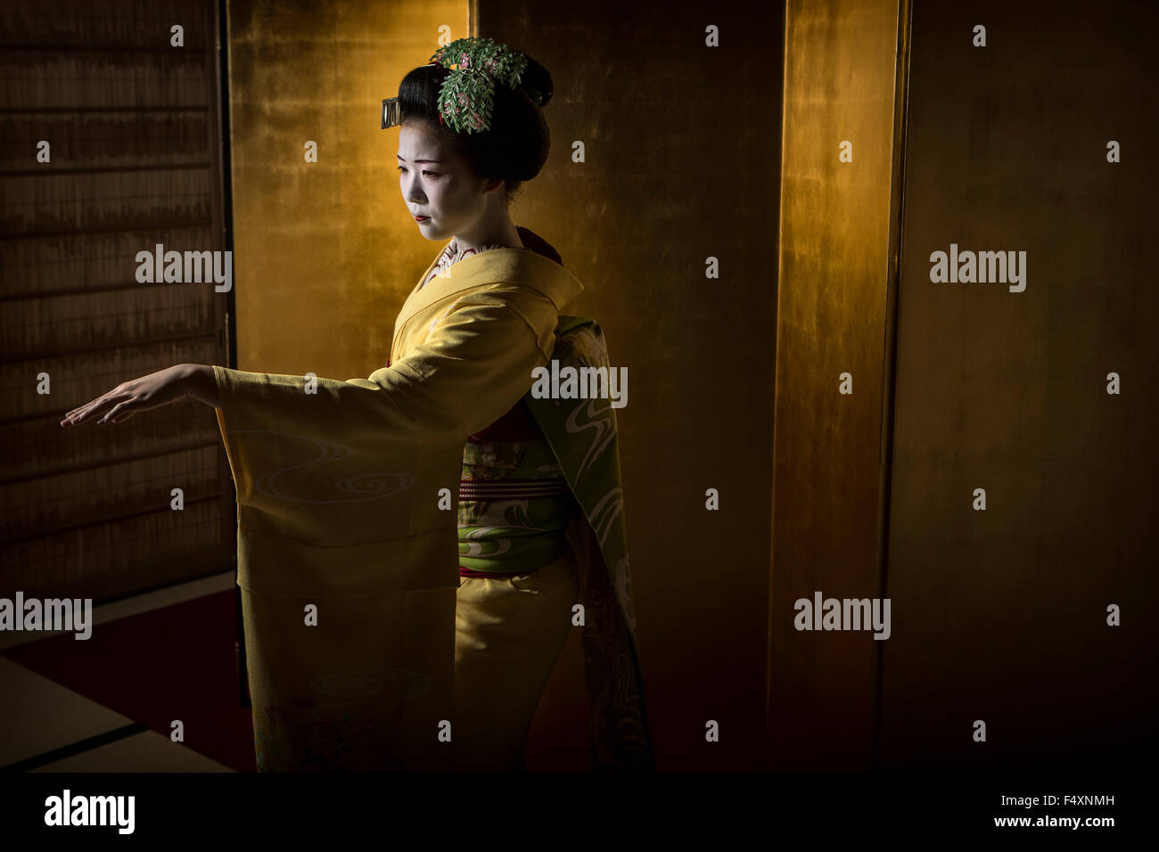 Une Maiko (apprentie geisha) affiche certaines des choses qu'elle a appris au cours de son apprentissage. Banque D'Images