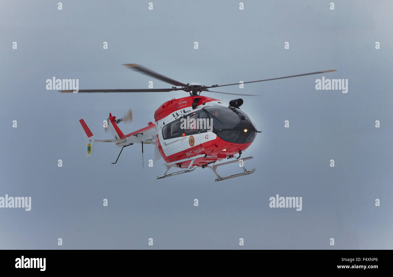 Nezhin, Ukraine - le 14 janvier 2011 : Ministère Ukrainien des Situations d'urgence Eurocopter EC145 (BK-117) hélicoptère de sauvetage en fl Banque D'Images