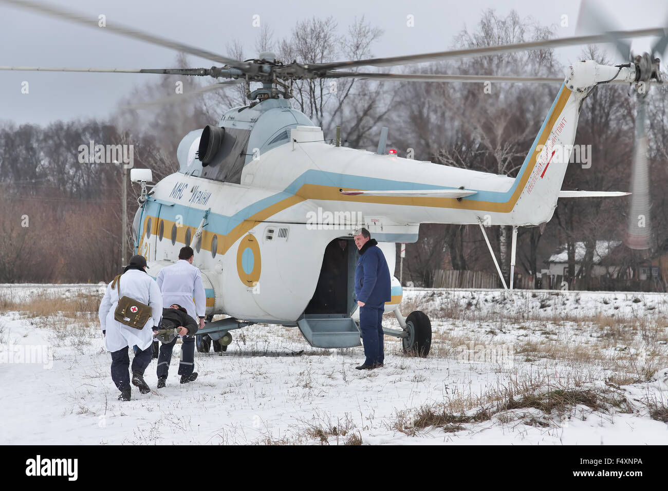 Nezhin, Ukraine - le 14 janvier 2011 : Ministère Ukrainien des Situations d'urgence au cours d'un hélicoptère Mi-8 formation évacuation médicale Banque D'Images Nezhin, Ukraine - le 14 janvier 2011 : Ministère Ukrainien des Situations d'urgence au cours d'un hélicoptère Mi-8 formation évacuation médicale Banque D'Images