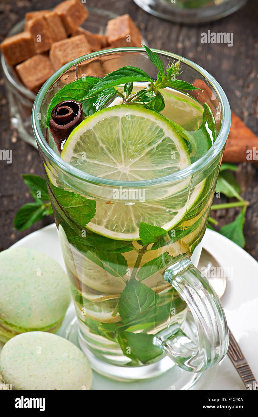 Thé marocain à la menthe, cannelle et citron vert Banque D'Images