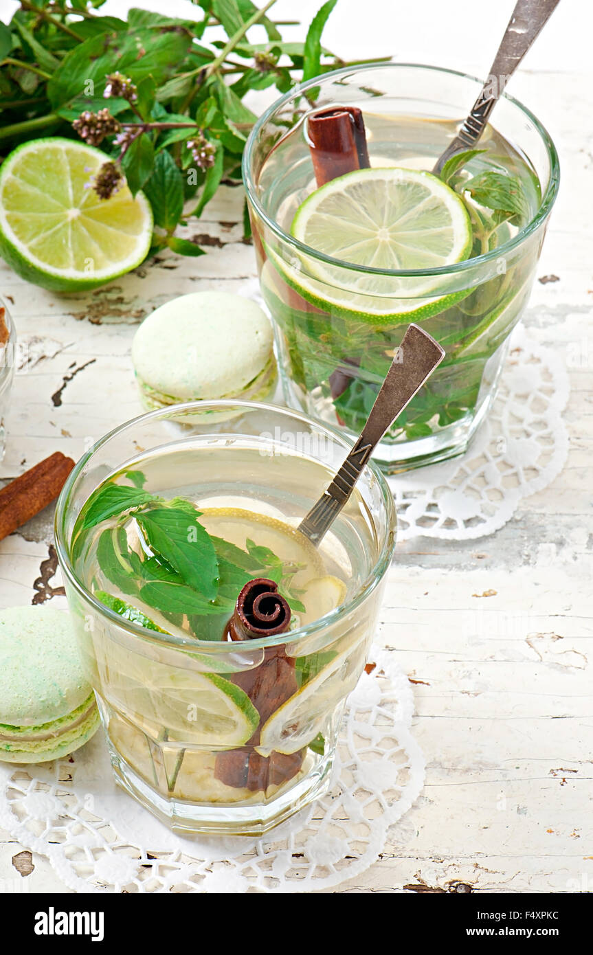 Thé marocain à la menthe, cannelle et citron vert Banque D'Images