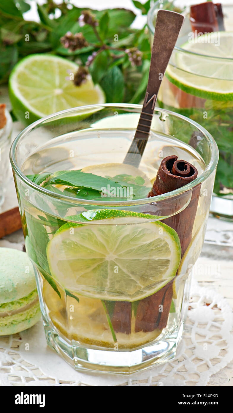 Thé marocain à la menthe, cannelle et citron vert Banque D'Images