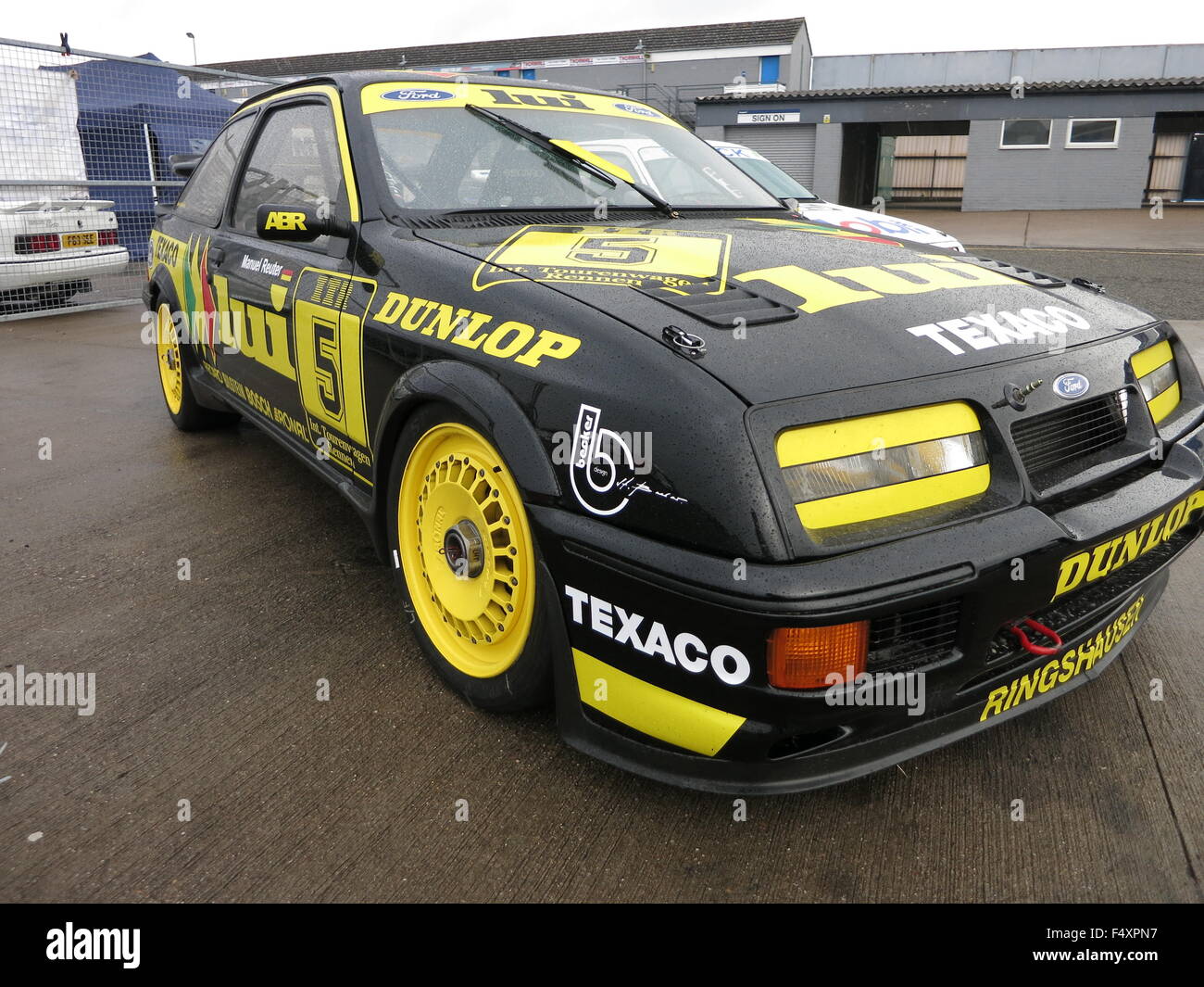 Ford Sierra Cosworth RS500 RS 500 en allemand de voitures de tourisme lui a couru dans le DTM couleurs années 80 - Deutsche Tourenwagen Meisterschaft aussi motivé par Manuel Reuter dans le DTM race series - voiture montrant l'avant et vue latérale avec un promoteur insignes mk1 1re génération Banque D'Images