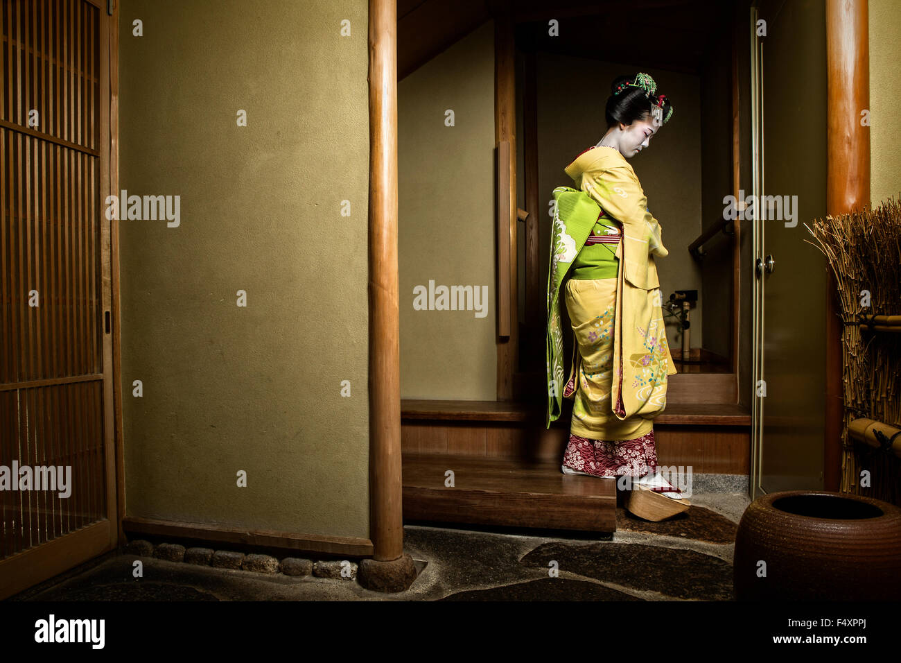 Une Maiko (apprentie geisha) affiche certaines des choses qu'elle a appris au cours de son apprentissage. Banque D'Images