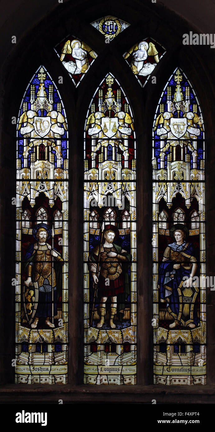Vitraux de Burlison et Grylls représentant, St Longinus, Cornelius le Centurion et le prophète Joshua, toute l'église Saint, Wroxton Banque D'Images