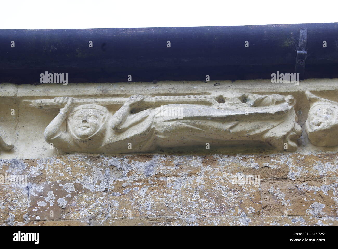 Découpage sur la table en encorbellement autour du choeur de l'église de Hanwell, Oxfordshire. Des tailleurs de pierre de l'École d'Oxford Banque D'Images