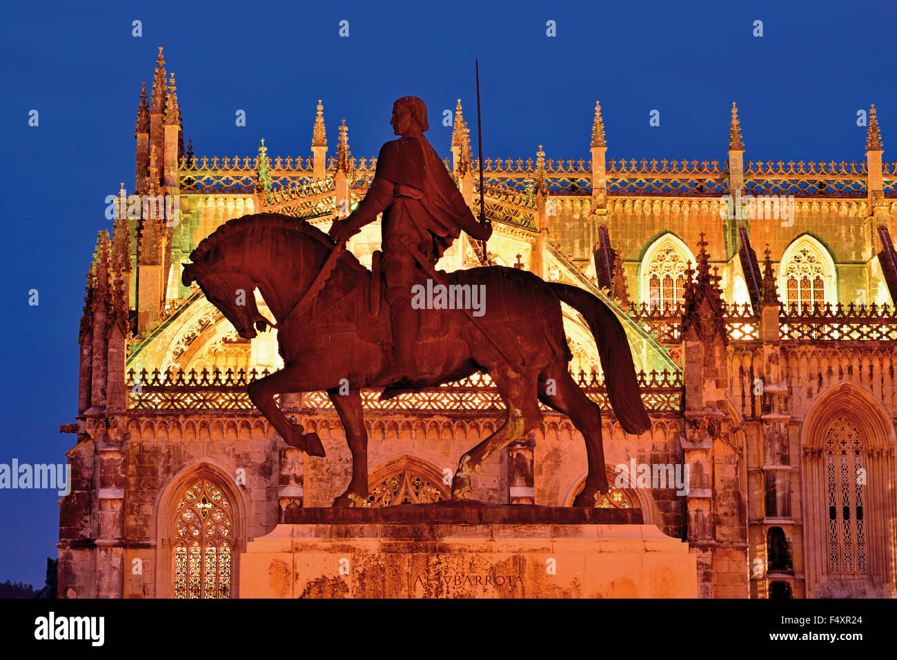 Portugal : Vue nocturne du monastère Santa Maria da Vitoria avec statue de Nuno Alvares Pereira à Batalha Banque D'Images