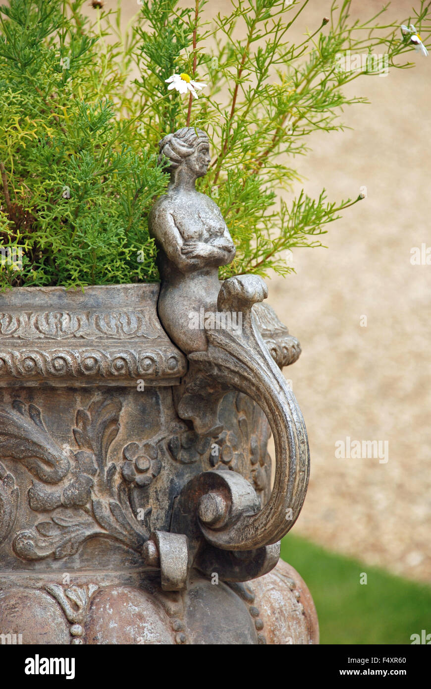 Vase pot de fleurs ornementales jardin fée dans Hampton Court Palace Gardens, London England Banque D'Images