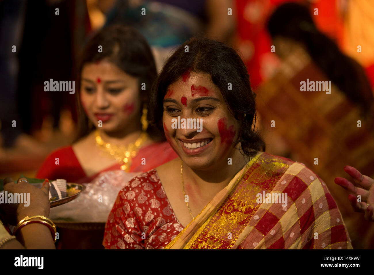 Femme Bengali traditionnel célébrer Durga Puja festival Banque D'Images