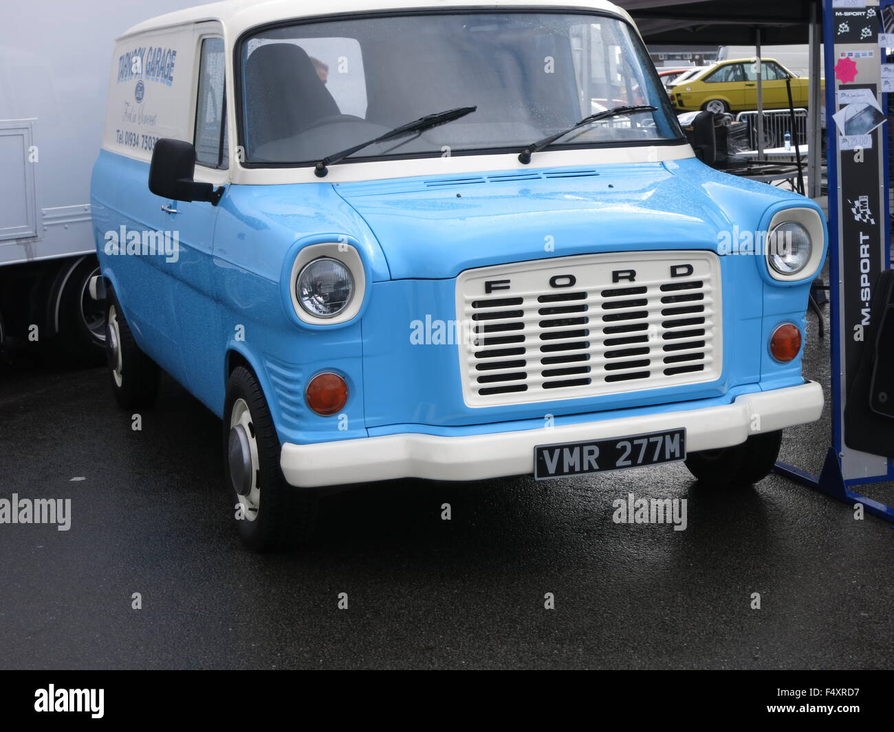 Ford Transit Van - mk1 1960 dans baby blue Tarnock - Somerset garage montrant vue avant Banque D'Images