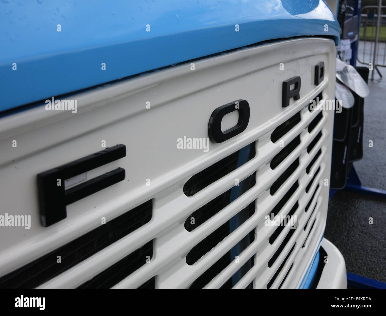 Ford Transit Van - mk1 1960 dans baby blue Tarnock - Somerset garage montrant close up detail d'auvent avec ford badge lettrage Banque D'Images