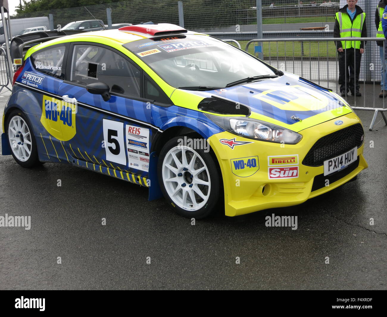 Ford Fiesta mk7 voiture rallye en bleu et jaune RM40 RM-40 livery à donnington park racing track montrant et à l'avant avec sponsors livery Banque D'Images