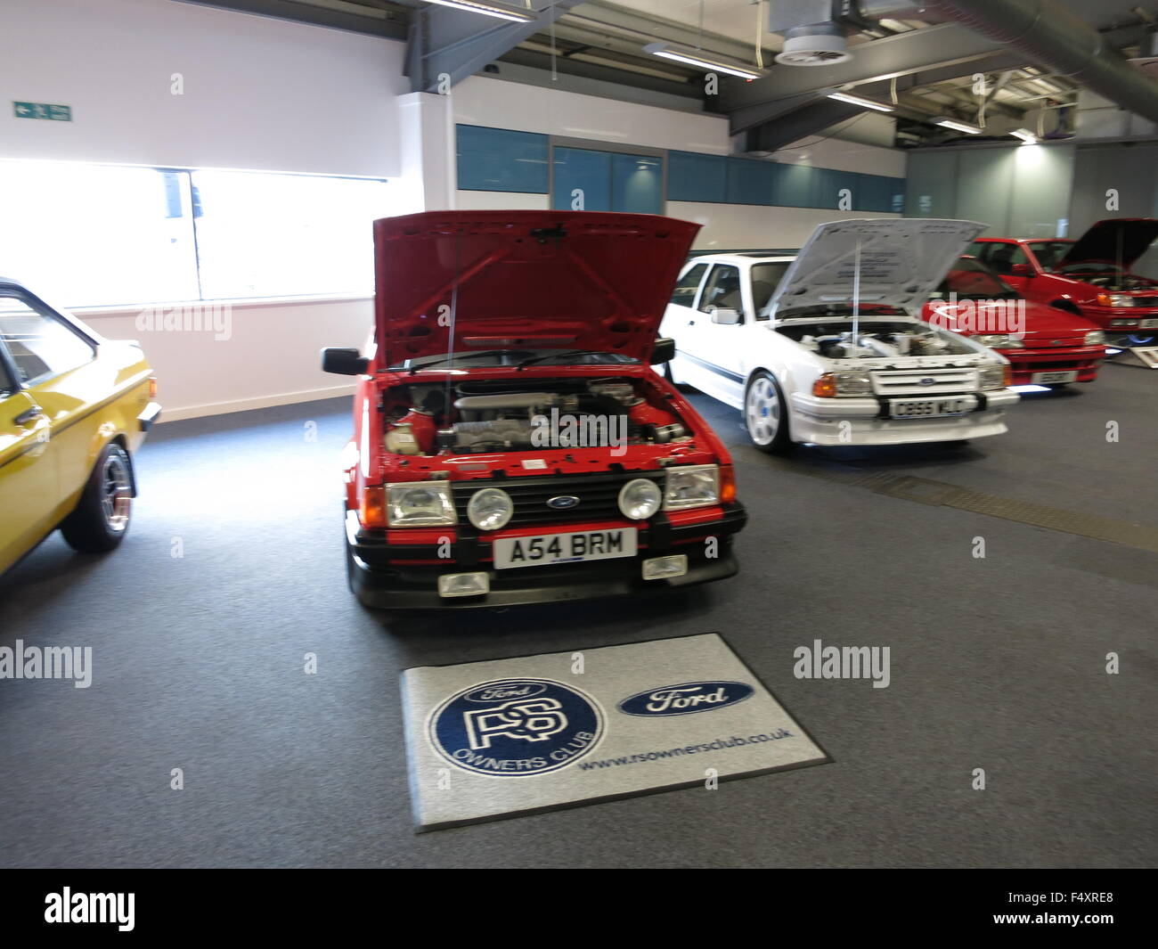 Ford Escort mk3 RS1600i - en rouge à RSOC owners club rs car event Donnington Park - montrant avant voiture avec le capot avant et feux de conduite style rallye en option installé Banque D'Images