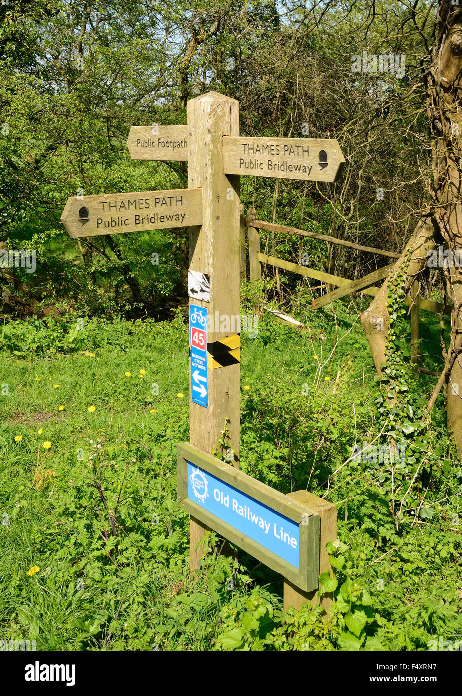 À côté d'une assiette de l'ancienne ligne de chemin de fer, maintenant une fonction bridleway et une partie de la Thames Path et National Cycle route 45. Banque D'Images
