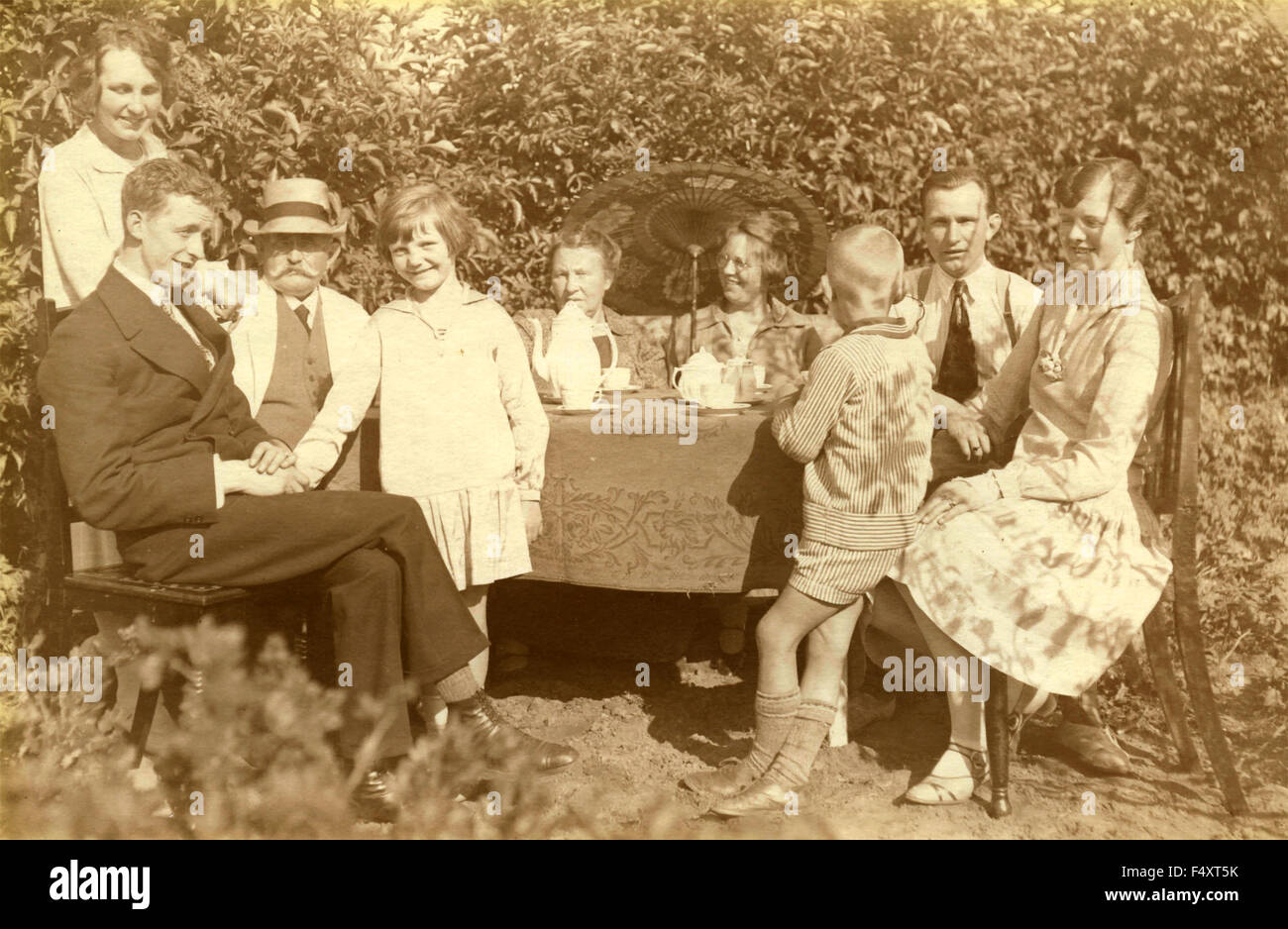 Groupe de grande famille à la table pour le thé, au Danemark Banque D'Images