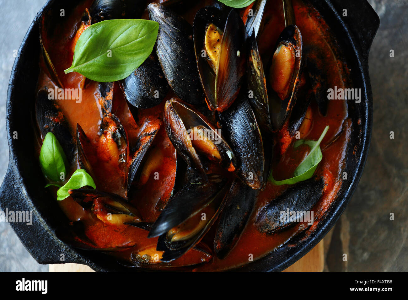 Les moules cuites à la vapeur dans le moule, haut Banque D'Images