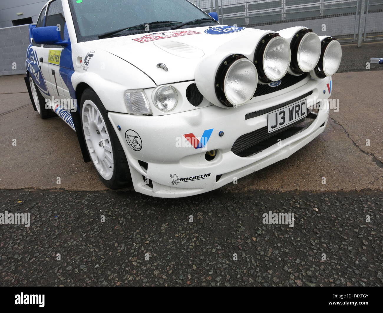 Ford Escort WRC World Rally car, aussi motivé par Juha Kankkunen dans années 1990 - montre de face et vue de coté avec des modules pour la spéciale de nuit Banque D'Images