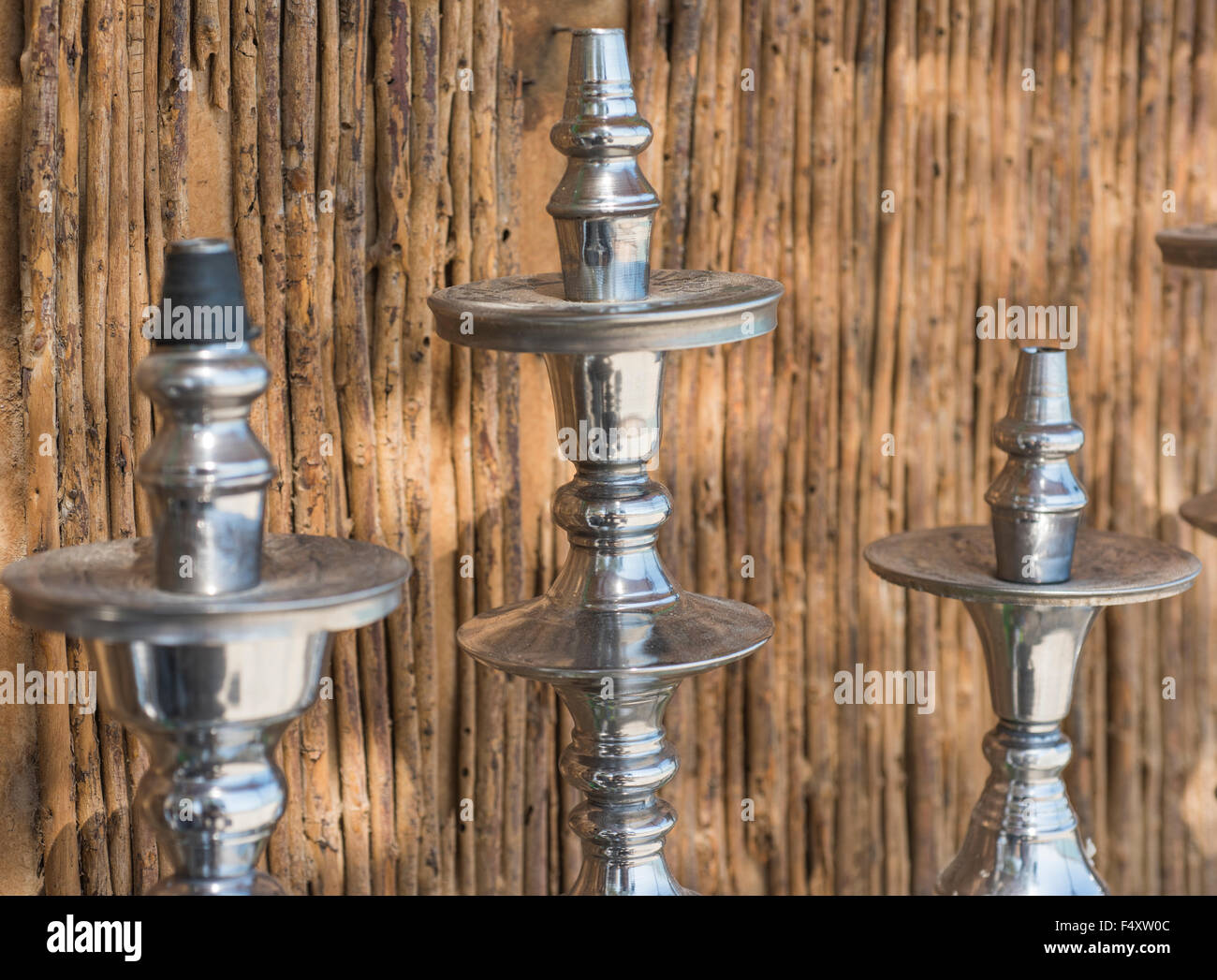 Closeup détail de trois tuyaux d'eau shisha contre un arrière-plan de bambou en bois Banque D'Images