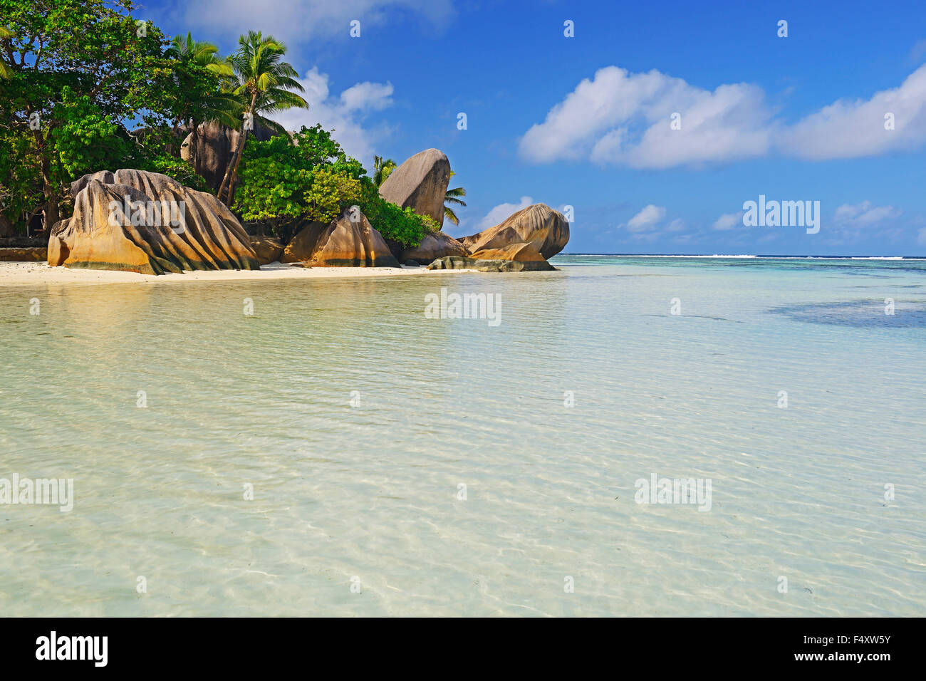 Plage d'Anse Source d'argent, de pierres et de palmiers, l'île de La Digue, Seychelles Banque D'Images