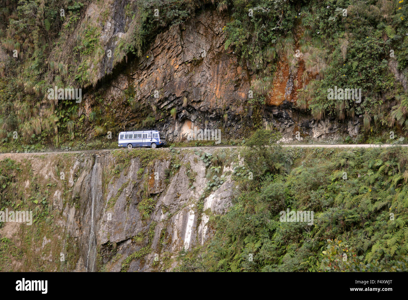 Bus sur route de la mort, camino de la muerte, yungas north road entre la paz et Coroico, Bolivie Banque D'Images