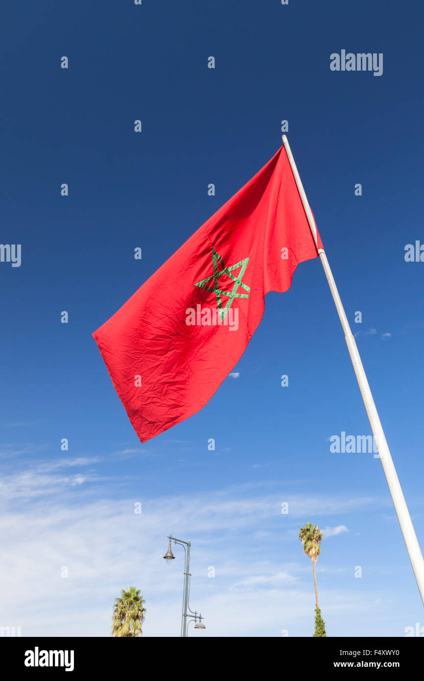 Drapeau marocain contre un ciel bleu Banque D'Images